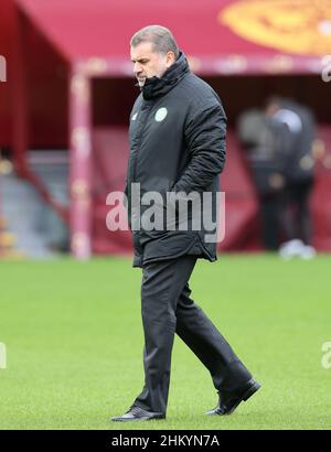 Celtic-Managerin Ange Postecoglou inspiziert das Spielfeld vor dem Cinch Premiership-Spiel im Fir Park, Motherwell. Bilddatum: Sonntag, 6. Februar 2022. Stockfoto