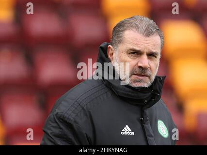 Celtic-Managerin Ange Postecoglou inspiziert das Spielfeld vor dem Cinch Premiership-Spiel im Fir Park, Motherwell. Bilddatum: Sonntag, 6. Februar 2022. Stockfoto