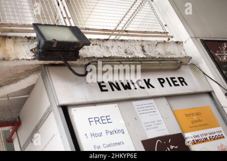 Schilder vor der Fleet Arcade, Fenwick Pier. Der Fenwick Pier mit einer Geschichte von mehr als einem halben Jahrhundert steht kurz vor dem Abriss. Die Bürger ergreifen die letzte Gelegenheit, dieses historische Gebäude zu besuchen. Stockfoto