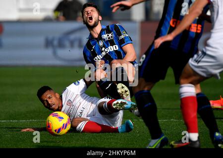 Dalbert von Cagliari Calcio und Remo Freuler von Atalanta BC während der Serie A Fußballspiel zwischen Atalanta BC und Cagliari Calcio im Atleti Azzurri d'Italia Stadion in Bergamo (Italien), 6th. Februar 2022. Foto Andrea Staccioli / Insidefoto Stockfoto