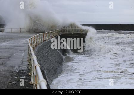 Aberystwyth Wales Vereinigtes Königreich Wetter Februar 6th 2022 . An einem kalten Wintertag an der Westküste großbritanniens treiben starke Winde mit beißender Kälte die riesigen Wellen bei Flut, wobei Schäden an Strukturen und Eigentum möglich sind. Kredit: mike davies/Alamy Live Nachrichten Stockfoto