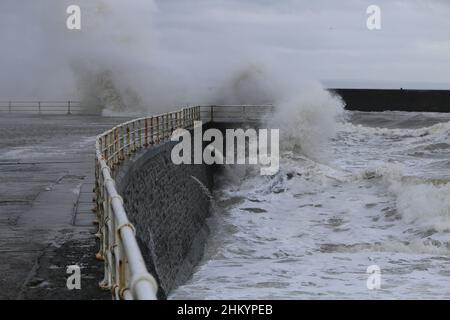 Aberystwyth Wales Vereinigtes Königreich Wetter Februar 6th 2022 . An einem kalten Wintertag an der Westküste großbritanniens treiben starke Winde mit beißender Kälte die riesigen Wellen bei Flut, wobei Schäden an Strukturen und Eigentum möglich sind. Kredit: mike davies/Alamy Live Nachrichten Stockfoto