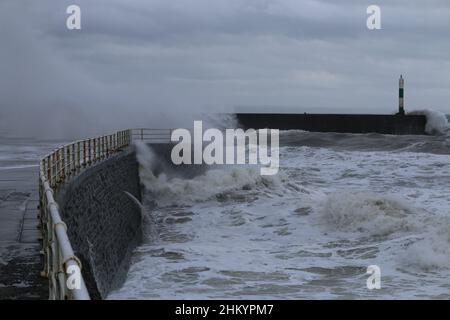 Aberystwyth Wales Vereinigtes Königreich Wetter Februar 6th 2022 . An einem kalten Wintertag an der Westküste großbritanniens treiben starke Winde mit beißender Kälte die riesigen Wellen bei Flut, wobei Schäden an Strukturen und Eigentum möglich sind. Kredit: mike davies/Alamy Live Nachrichten Stockfoto