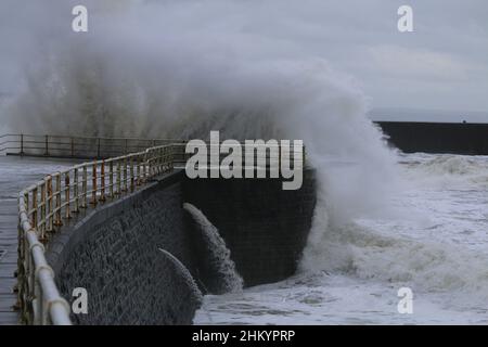 Aberystwyth Wales Vereinigtes Königreich Wetter Februar 6th 2022 . An einem kalten Wintertag an der Westküste großbritanniens treiben starke Winde mit beißender Kälte die riesigen Wellen bei Flut, wobei Schäden an Strukturen und Eigentum möglich sind. Kredit: mike davies/Alamy Live Nachrichten Stockfoto