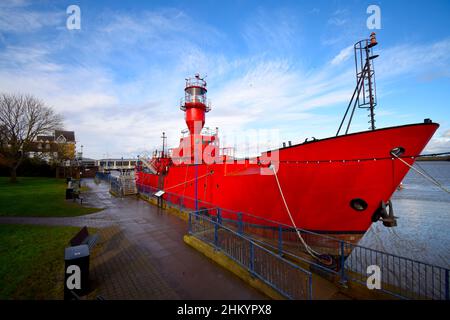 06/02/2022 Gravesend UK Ein nasser und stürziger Sonntag in der Stadt Gravesend in Kent. Das Bild zeigt das LV 21-Feuerschiff entlang des St Andrews Quay auf dem River T Stockfoto