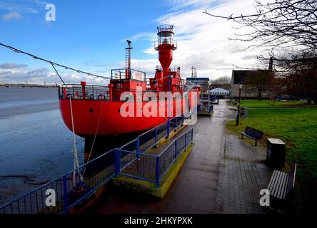 06/02/2022 Gravesend UK Ein nasser und stürziger Sonntag in der Stadt Gravesend in Kent. Das Bild zeigt das LV 21-Feuerschiff entlang des St Andrews Quay auf dem River T Stockfoto