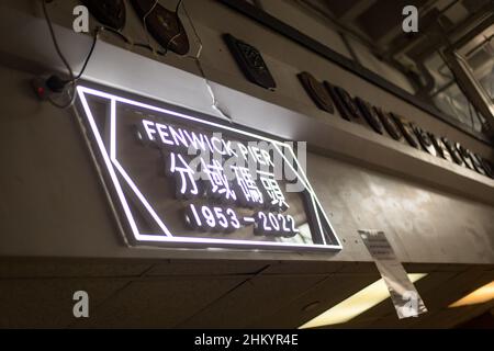 Hongkong, China. 06th. Februar 2022. Ein Neonlicht-Schild, das in der Fleet Arcade, Fenwick Pier, zu sehen ist. Der Fenwick Pier mit einer Geschichte von mehr als einem halben Jahrhundert steht kurz vor dem Abriss. Die Bürger ergreifen die letzte Gelegenheit, dieses historische Gebäude zu besuchen. (Foto von Ben Lau/SOPA Images/Sipa USA) Quelle: SIPA USA/Alamy Live News Stockfoto