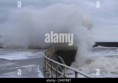 Aberystwyth Wales Vereinigtes Königreich Wetter Februar 6th 2022 . An einem kalten Wintertag an der Westküste großbritanniens treiben starke Winde mit beißender Kälte die riesigen Wellen bei Flut, wobei Schäden an Strukturen und Eigentum möglich sind. Kredit: mike davies/Alamy Live Nachrichten Stockfoto