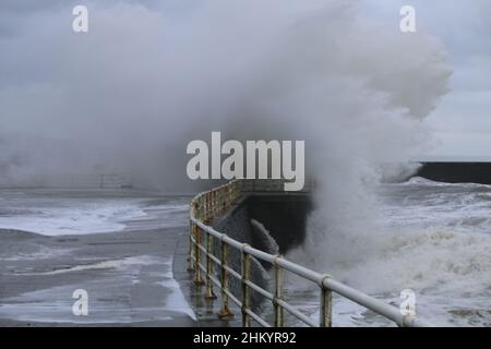 Aberystwyth Wales Vereinigtes Königreich Wetter Februar 6th 2022 . An einem kalten Wintertag an der Westküste großbritanniens treiben starke Winde mit beißender Kälte die riesigen Wellen bei Flut, wobei Schäden an Strukturen und Eigentum möglich sind. Kredit: mike davies/Alamy Live Nachrichten Stockfoto