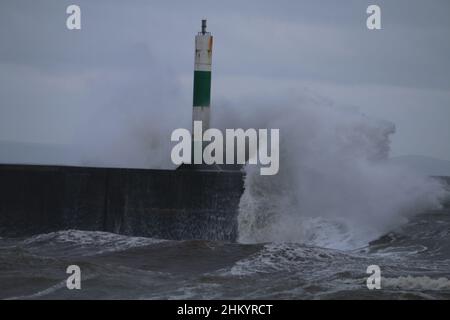 Aberystwyth Wales Vereinigtes Königreich Wetter Februar 6th 2022 . An einem kalten Wintertag an der Westküste großbritanniens treiben starke Winde mit beißender Kälte die riesigen Wellen bei Flut, wobei Schäden an Strukturen und Eigentum möglich sind. Kredit: mike davies/Alamy Live Nachrichten Stockfoto