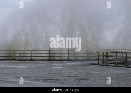 Aberystwyth Wales Vereinigtes Königreich Wetter Februar 6th 2022 . An einem kalten Wintertag an der Westküste großbritanniens treiben starke Winde mit beißender Kälte die riesigen Wellen bei Flut, wobei Schäden an Strukturen und Eigentum möglich sind. Kredit: mike davies/Alamy Live Nachrichten Stockfoto