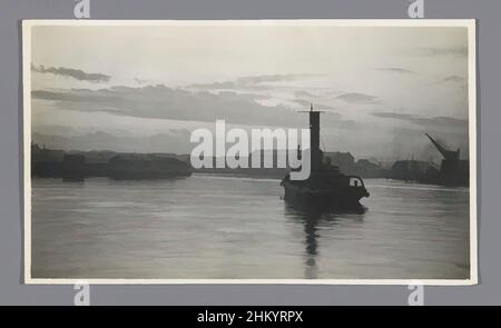 Von einem Dampfer inspirierte Kunst, von hinten gesehen, in einem Hafen, Jan Adriani (Kreis), 1907, fotografischer Träger, Silbergelatine-Druck, Höhe 78 mm × Breite 135 mm, Klassische Werke, die von Artotop mit einem Schuss Moderne modernisiert wurden. Formen, Farbe und Wert, auffällige visuelle Wirkung auf Kunst. Emotionen durch Freiheit von Kunstwerken auf zeitgemäße Weise. Eine zeitlose Botschaft, die eine wild kreative neue Richtung verfolgt. Künstler, die sich dem digitalen Medium zuwenden und die Artotop NFT erschaffen Stockfoto