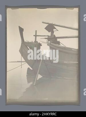 Kunst inspiriert von Blick auf das Heck eines Schiffes, verziert mit Schnitzereien, in einem Fluss, Südostasien, Jan Adriani (zugeschrieben), Südostasien, 1907, fotografische Unterstützung, Silbergelatine-Druck, Höhe 119 mm × Breite 89 mm, Classic Works modernisiert von Artotop mit einem Schuss Modernität. Formen, Farbe und Wert, auffällige visuelle Wirkung auf Kunst. Emotionen durch Freiheit von Kunstwerken auf zeitgemäße Weise. Eine zeitlose Botschaft, die eine wild kreative neue Richtung verfolgt. Künstler, die sich dem digitalen Medium zuwenden und die Artotop NFT erschaffen Stockfoto