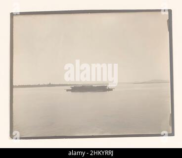 Kunst inspiriert von Einem hölzernen Floß im Wasser mit Bergen in der Ferne, Südostasien, Jan Adriani (zugeschrieben), Südostasien, 1907, fotografische Unterstützung, Silbergelatine-Druck, Höhe 89 mm × Breite 114 mm, Classic Works modernisiert von Artotop mit einem Schuss Modernität. Formen, Farbe und Wert, auffällige visuelle Wirkung auf Kunst. Emotionen durch Freiheit von Kunstwerken auf zeitgemäße Weise. Eine zeitlose Botschaft, die eine wild kreative neue Richtung verfolgt. Künstler, die sich dem digitalen Medium zuwenden und die Artotop NFT erschaffen Stockfoto