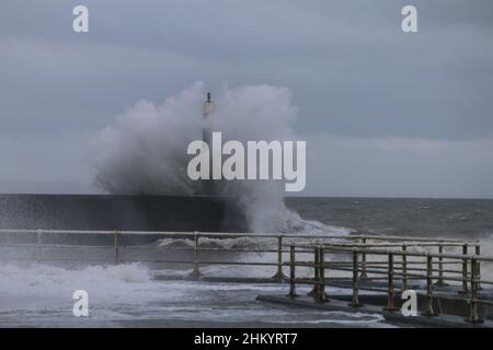 Aberystwyth Wales Vereinigtes Königreich Wetter Februar 6th 2022 . An einem kalten Wintertag an der Westküste großbritanniens treiben starke Winde mit beißender Kälte die riesigen Wellen bei Flut, wobei Schäden an Strukturen und Eigentum möglich sind. Kredit: mike davies/Alamy Live Nachrichten Stockfoto