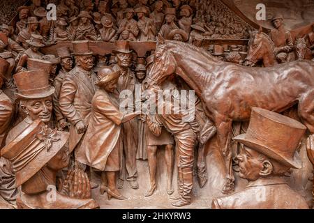 Bronzene Reliefplatte flankiert die Statue von Königin Elizabeth, der Königin Mutter, The Mall, London, Großbritannien Stockfoto