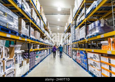 Paar mit Trolley-Shopping im Großhandelsmarkt Costco Stockfoto