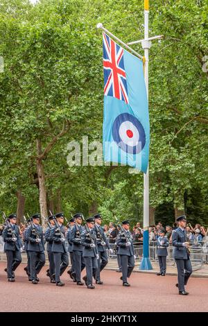 Mitarbeiter der RAF marschieren im Rahmen der Feierlichkeiten zum hundertjährigen Bestehen der RAF die Mall, London, entlang Stockfoto