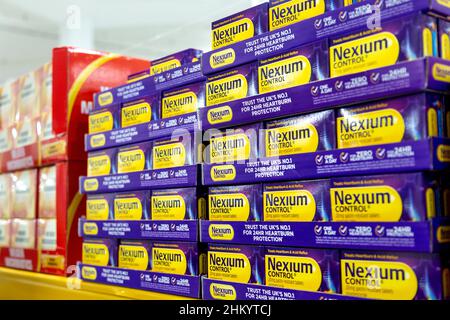 Kisten mit Nexium über der Theke Sodbrennen und saurem Reflux Medikamente auf einem Supermarkt Regal Stockfoto