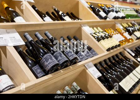 Auswahl an Weinen in einem Supermarkt Stockfoto