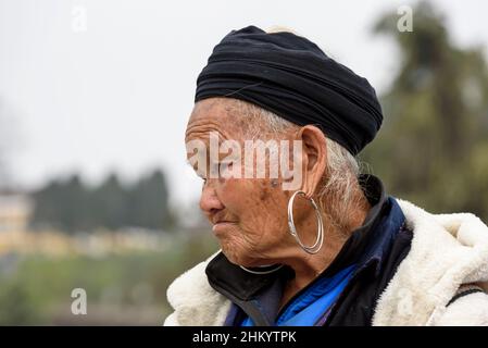 Porträt einer älteren Frau aus dem ethnischen Stamm der Schwarzen Hmong auf einem Markt in Sapa (Sa Pa), Provinz Lao Cai, Vietnam, Südostasien Stockfoto