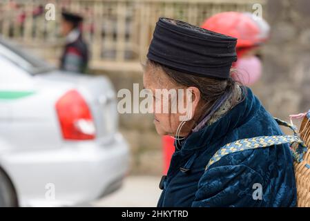 Ältere Frau aus dem ethnischen Stamm der Schwarzen Hmong in Sapa (Sa Pa), Provinz Lao Cai, Vietnam, Südostasien Stockfoto