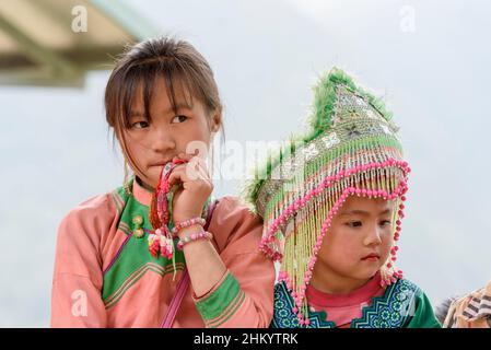 Zwei junge Mädchen tragen traditionelle Hmong-Stammeskleidung im Cat Cat Village, Sapa (Sa Pa), Provinz Lao Cai, Vietnam, Südostasien Stockfoto