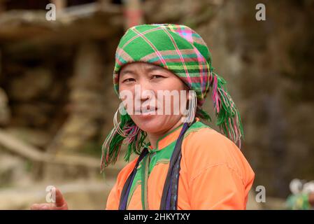 Porträt einer reifen Frau aus dem Hmong-Volksstamm auf einem Markt in Sapa (Sa Pa), Provinz Lao Cai, Vietnam, Südostasien Stockfoto