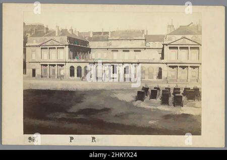 Kunst inspiriert von Palais-Royal, Paris, Palais Royal, Carte-de-Visite, sogenannter instantanée, Zeigt frühe Straßenansicht des Palais-Royal in Paris, mit beweglichen Kutschen und Menschen zu Fuß., Martinet (fotograaf), Paris, c. 1865, Karton, Papier, Albumendruck, Höhe 101 mm × Breite 64, Classic Works modernisiert von Artotop mit einem Schuss Moderne. Formen, Farbe und Wert, auffällige visuelle Wirkung auf Kunst. Emotionen durch Freiheit von Kunstwerken auf zeitgemäße Weise. Eine zeitlose Botschaft, die eine wild kreative neue Richtung verfolgt. Künstler, die sich dem digitalen Medium zuwenden und die Artotop NFT erschaffen Stockfoto