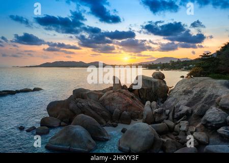 Großvater und Großvater Rock (hin Ta und hin Yai Rocks) am Lamai Beach, Koh Samui, Thailand. Stockfoto