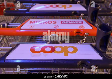 Herzogenbuchsee, Schweiz, 03. Januar 2022: Shopping Carts der beiden größten konkurrierenden Unternehmen Coop und Migros. Stockfoto