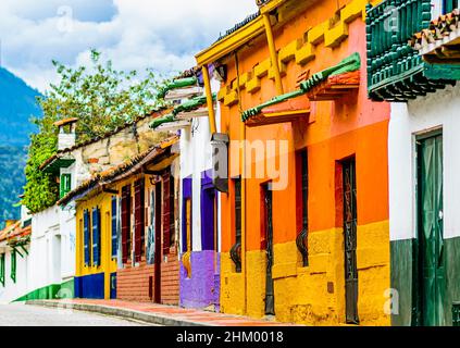 Colourfoul-Gebäude in der kolonialen Altstadt La Candelaria in Bogota, Kolumbien Stockfoto