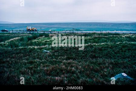 Bowes Castle, mittelalterliche Burg im Dorf Bowes in der Grafschaft Durham, England. Erbaut im Umkreis der ehemaligen römischen Festung von Lavatrae, an der römischen Straße, die heute die A66 ist. Moor-Signalstation. Archivscan von einem Dia. September 1977. Stockfoto