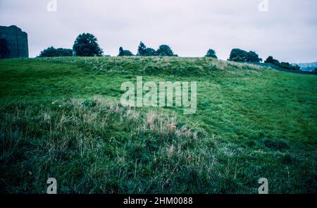 Bowes Castle, mittelalterliche Burg im Dorf Bowes in der Grafschaft Durham, England. Erbaut im Umkreis der ehemaligen römischen Festung von Lavatrae, an der römischen Straße, die heute die A66 ist. Südlicher Wall und Graben. Archivscan von einem Dia. September 1977. Stockfoto