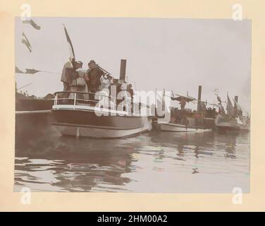 Kunst inspiriert von auf dem Boot, Foto 3 auf Albumseite 44 aus Album Amsterdam 1890-1894., Hersteller: Hendrik Herman van den Berg, Amsterdam, in oder nach 1890 - in oder vor 1894, fotografische Unterstützung, Klassische Werke, die von Artotop mit einem Schuss Moderne modernisiert wurden. Formen, Farbe und Wert, auffällige visuelle Wirkung auf Kunst. Emotionen durch Freiheit von Kunstwerken auf zeitgemäße Weise. Eine zeitlose Botschaft, die eine wild kreative neue Richtung verfolgt. Künstler, die sich dem digitalen Medium zuwenden und die Artotop NFT erschaffen Stockfoto