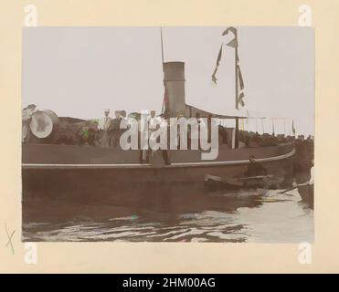 Kunst inspiriert von auf dem Boot, Foto 4 auf Albumseite 44 aus Album Amsterdam 1890-1894., Hersteller: Hendrik Herman van den Berg, Amsterdam, in oder nach 1890 - in oder vor 1894, fotografische Unterstützung, Klassische Werke, die von Artotop mit einem Schuss Moderne modernisiert wurden. Formen, Farbe und Wert, auffällige visuelle Wirkung auf Kunst. Emotionen durch Freiheit von Kunstwerken auf zeitgemäße Weise. Eine zeitlose Botschaft, die eine wild kreative neue Richtung verfolgt. Künstler, die sich dem digitalen Medium zuwenden und die Artotop NFT erschaffen Stockfoto