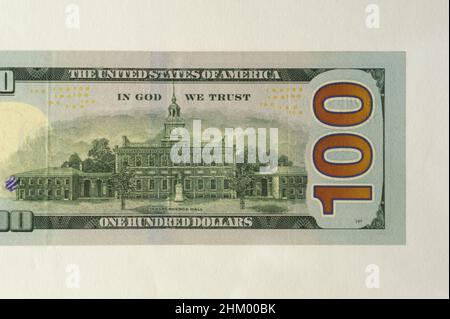 Mumbai Maharashtra Indien Asien Mai 02 2021 Independence Hall US 100 Dollar Schein Nahaufnahme, US Federal Fed Reserve Note Fragment. Stockfoto