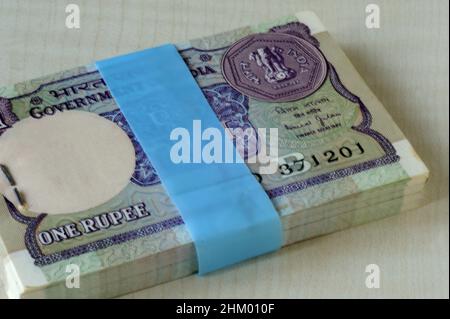 Mai 02 2021 Very Rare One Rupie 100 Serial Notes Bundle 1 Rupie Banknote verzogen mit Band unterzeichnet von Bimal Jalan Finanzministerium Regierung von Indi Stockfoto