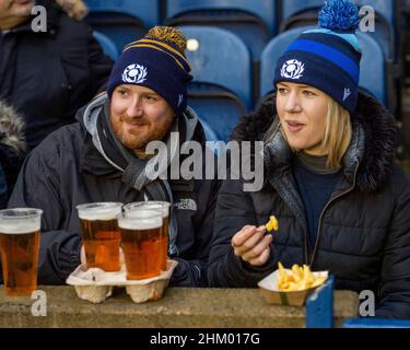 Edinburgh. Schottland, Großbritannien. 5th. Februar 2022: Guinness Six Nations 2022, Zuschauer beim Calcutta Cup-Spiel Schottland gegen England im BT Murrayfield Stadium. Edinburgh. Schottland, Großbritannien. Quelle: Ian Rutherford Alamy Live News. Stockfoto