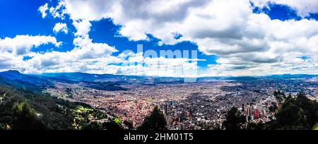 Panoramablick auf die Stadt Bogota von den östlichen Hügeln. Stockfoto
