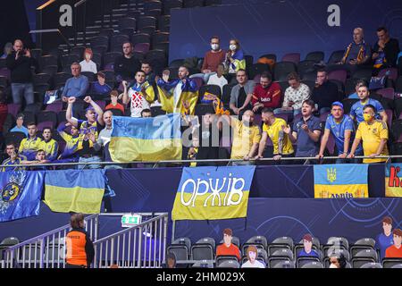 AMSTERDAM, NIEDERLANDE - 6. FEBRUAR: Fans der Ukraine während des Männer-Futsal-EM 2022-Spiels auf dem dritten Platz zwischen Spanien und der Ukraine im Ziggo Dome am 6. Februar 2022 in Amsterdam, Niederlande (Foto: Marcel ter Bals/Orange Picles) Stockfoto