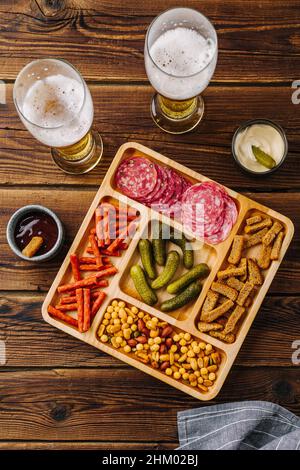 Snacks für Bier für ein männliches Unternehmen. Wurst, Croutons, Nüsse, Gurken Stockfoto