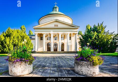 München, Deutschland - Blick auf das Hauptgebäude des Ostfriedhofs Stockfoto