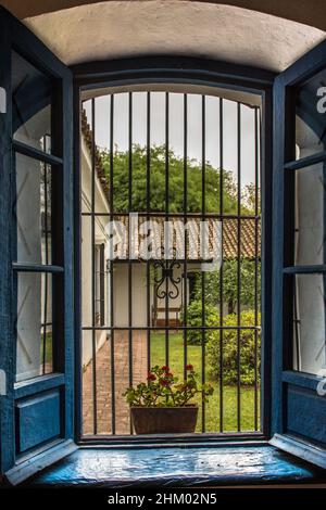 Blick von außen von einem Fenster in Tucuman Historical House, Tucuman City, Argentinien. Stockfoto