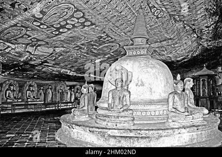 Muchalinda Cobra Hood beschützt den Lord Buddha Bilder, die um Stupa im Maharajalena Cave Temple, Dambulla, sitzen Stockfoto