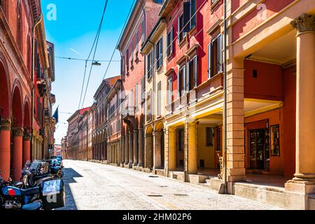 Arkade im historischen Stadtzentrum von Bologna, Italien Stockfoto