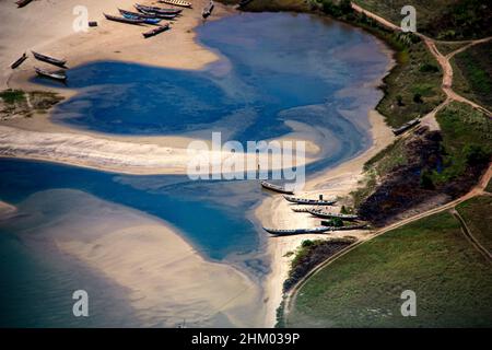 Luftaufnahme von Fischerbooten, die am Ufer in der Nähe von Tema, Greater Accra, Ghana, sitzen Stockfoto