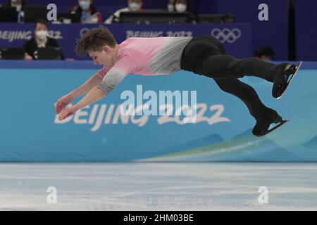 Peking, China. 06th. Februar 2022. Roman Sadovsky aus Kanada führt am Sonntag, den 6. Februar 2022, beim Free Skating Team Event für Männer im Capital Indoor Stadium bei den Olympischen Winterspielen 2022 in Peking einen Sprung durch. Sadovsky erzielte eine 122,60. Foto von Richard Ellis/UPI Credit: UPI/Alamy Live News Stockfoto