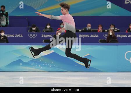 Peking, China. 06th. Februar 2022. Roman Sadovsky aus Kanada führt am Sonntag, den 6. Februar 2022, beim Free Skating Team Event für Männer im Capital Indoor Stadium bei den Olympischen Winterspielen 2022 in Peking einen Sprung durch. Sadovsky erzielte eine 122,60. Foto von Richard Ellis/UPI Credit: UPI/Alamy Live News Stockfoto