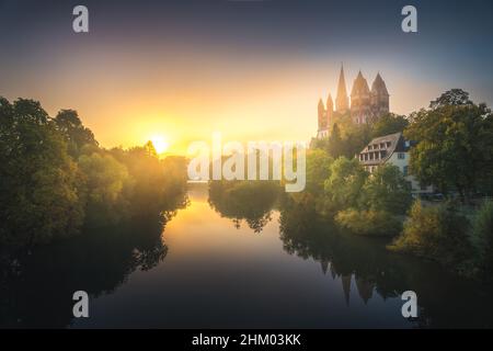 Limburger Dom an der Lahn bei Sonnenaufgang Stockfoto